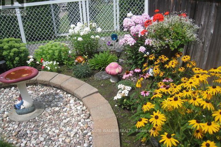 29374387/6169-oak-meadows-drive/chapel-hill/ottawa/ontario/K1C7G8_34