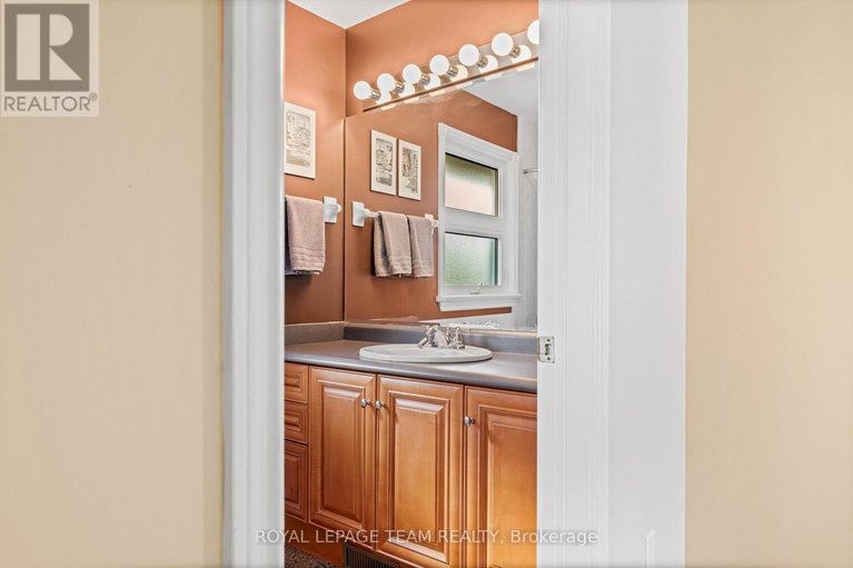 28906367/1601-apeldoorn-avenue/carleton-heights/ottawa/ontario/K2C1V4_27