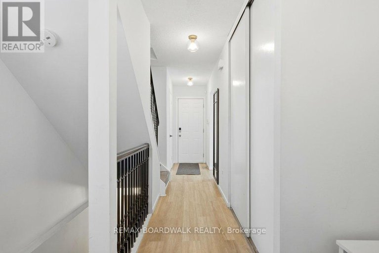 29284371/2390-rondel-street/blackburn-hamlet-south/ottawa/ontario/K1B4M2_16