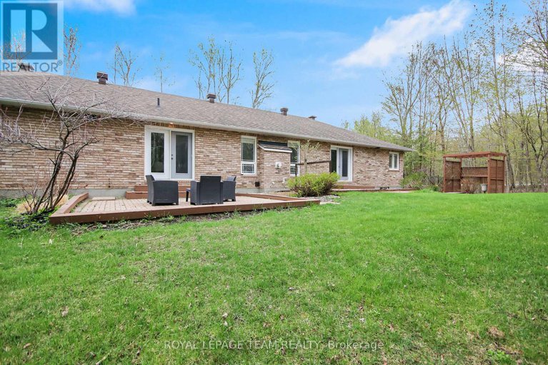 28297086/5719-stuewe-drive/manotick-east-to-manotick-station/ottawa/ontario/K4M1L2_41