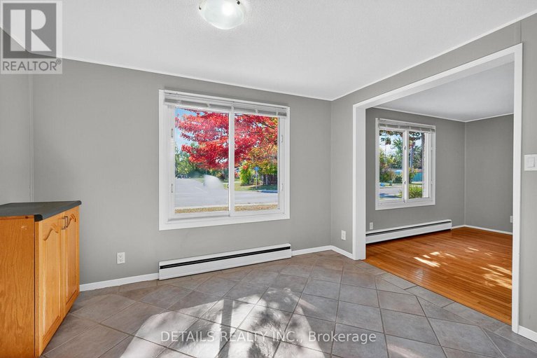 28952010/289-amiens-street/bilberry-creekqueenswood-heights/ottawa/ontario/K1E1N3_10