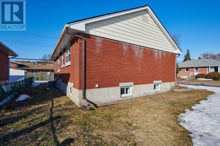 29470897/624-clarke-avenue/castle-heightsrideau-high/ottawa/ontario/K1K0Y7_37