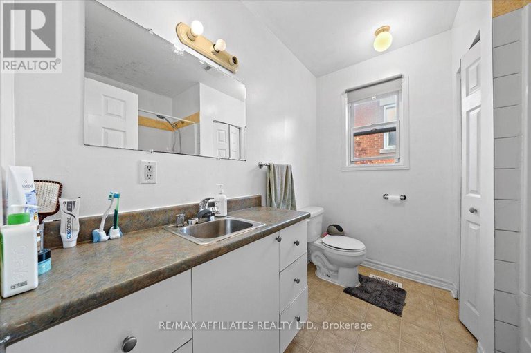 28601010/310-shakespeare-street/vanier/ottawa/ontario/K1L5M2_18