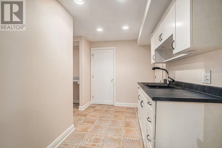 28506946/2009-killarney-drive/mckellar-heightsglabar-park/ottawa/ontario/K2A1P9_29