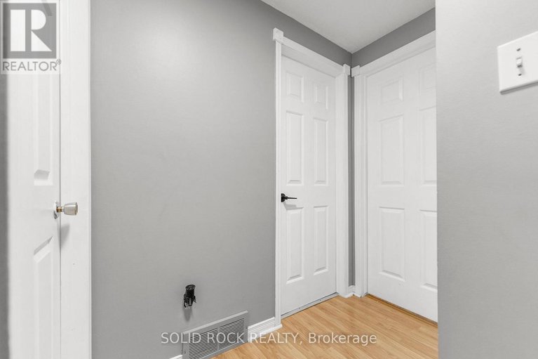 28313092/316-singleton-way/chatelaine-village/ottawa/ontario/K1E2B3_14