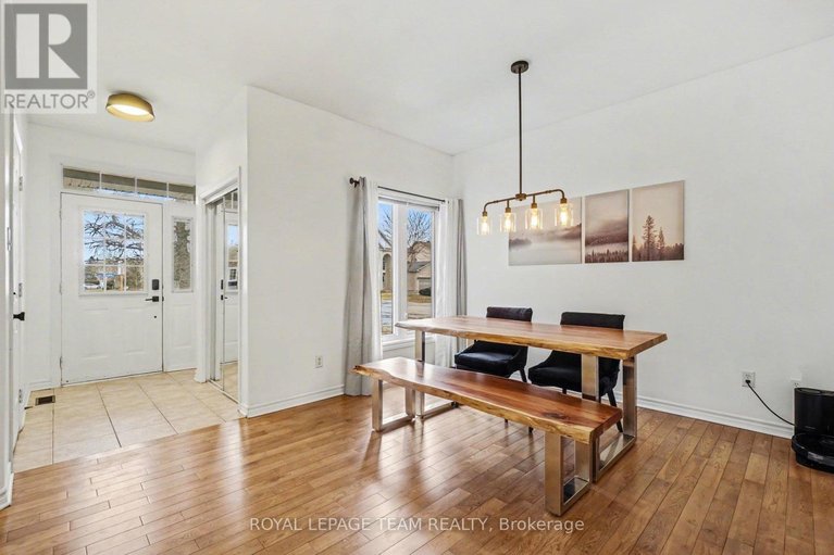 29555380/689-vermillion-drive/riverside-southgloucester-glen/ottawa/ontario/K1V1W2_3