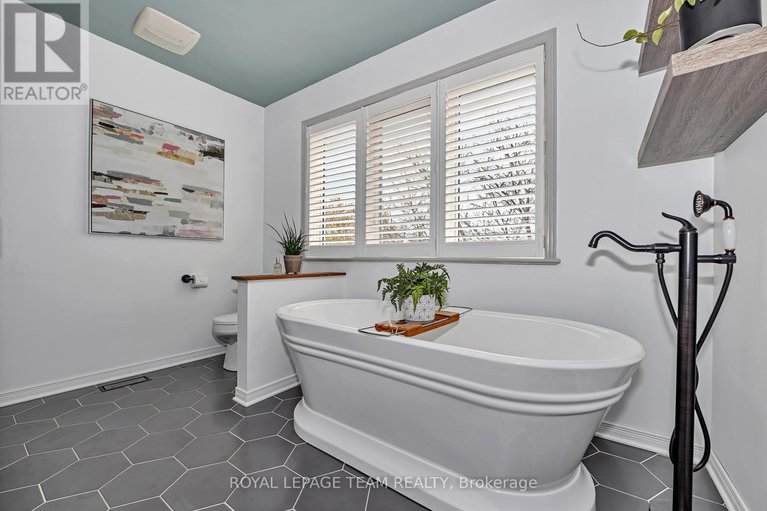28330707/6891-twin-lakes-avenue/greely/ottawa/ontario/K4P1P1_25