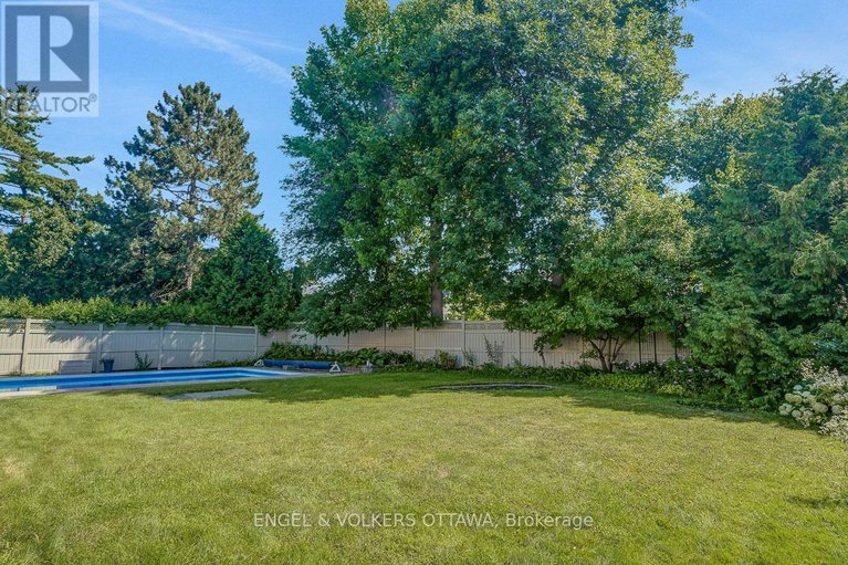 28808789/3-mohawk-crescent/bruce-farmgraham-parkqualicumbellands/ottawa/ontario/K2H7G7_46