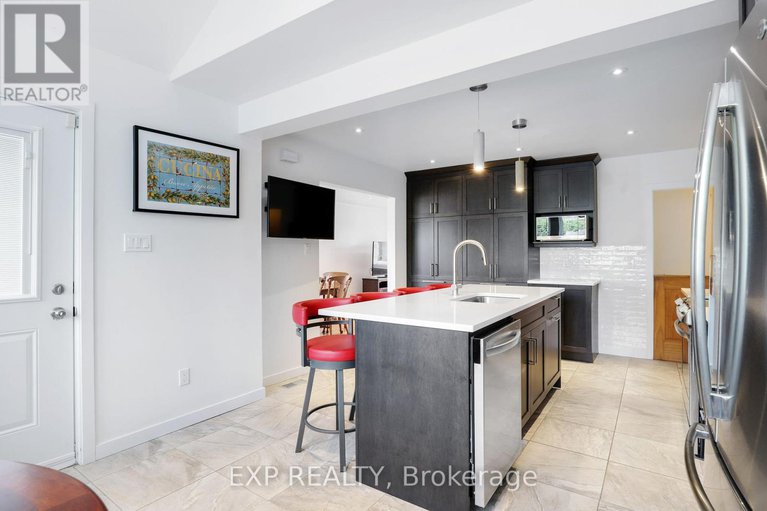 28625166/1382-fisher-avenue/city-viewskylinefisher-heightsparkwood-hills/ottawa/ontario/K2C1X1_18