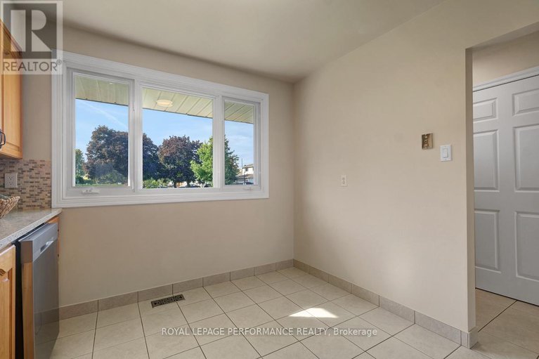28710686/22-550-straby-avenue/overbrookcastle-heights/ottawa/ontario/K1K1H1_7