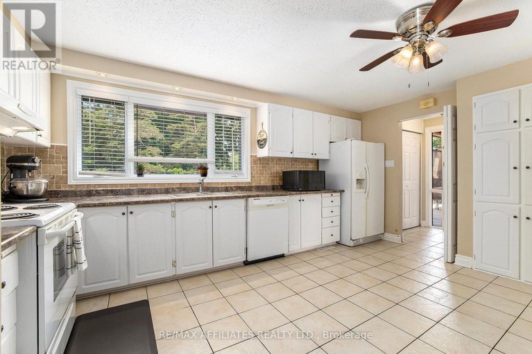28762510/23-sioux-crescent/bruce-farmgraham-parkqualicumbellands/ottawa/ontario/K2H7E4_9