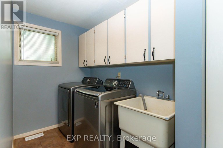 28588528/1576-st-georges-street/bilberry-creekqueenswood-heights/ottawa/ontario/K1E2M9_16