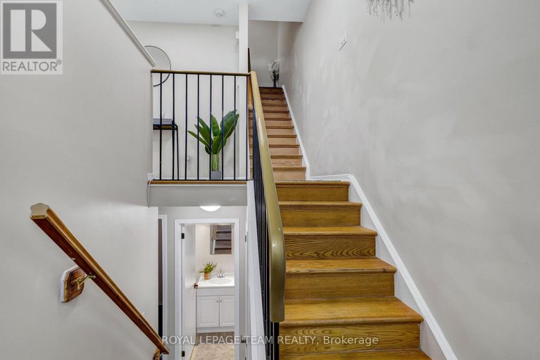 28449355/l-5-banner-road/sheahan-estatestrend-village/ottawa/ontario/K2H8T3_4