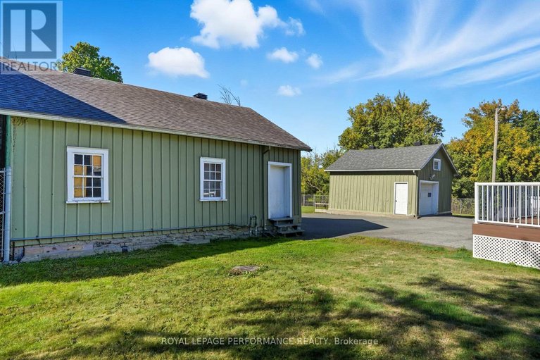 29482695/8-john-street/lorignal/champlain/ontario/K0B1K0_41