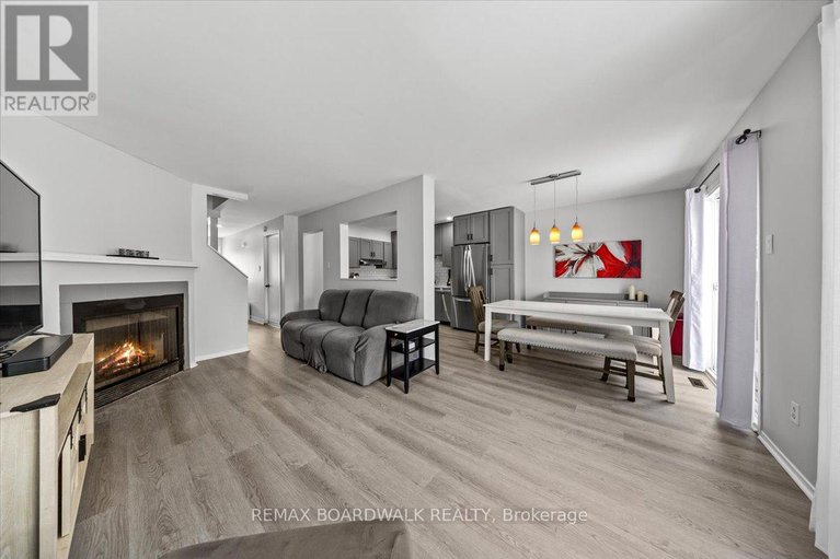 29318250/294-valade-crescent/fallingbrookpineridge/ottawa/ontario/K4A2X3_7