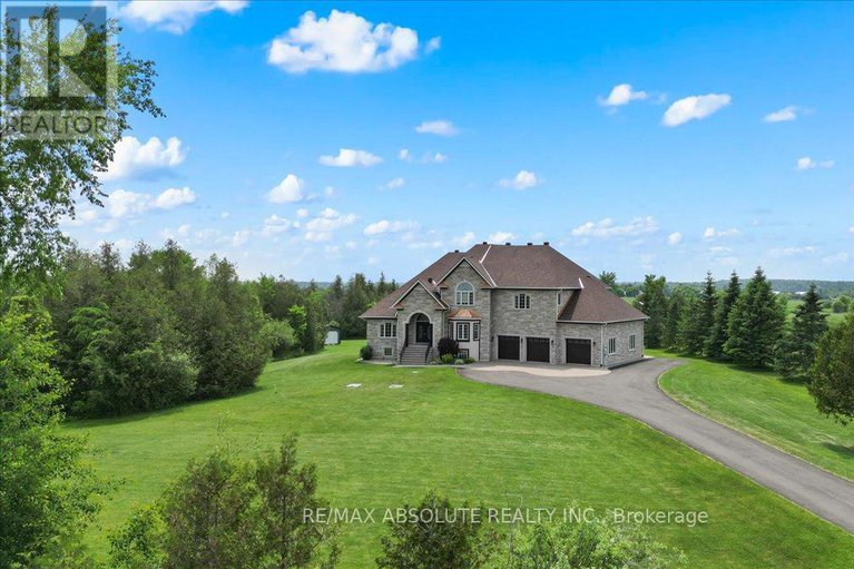 28246473/124-biltmore-crescent/btwn-franktown-rd-fallowfield-rd/ottawa/ontario/K2S2C6_1