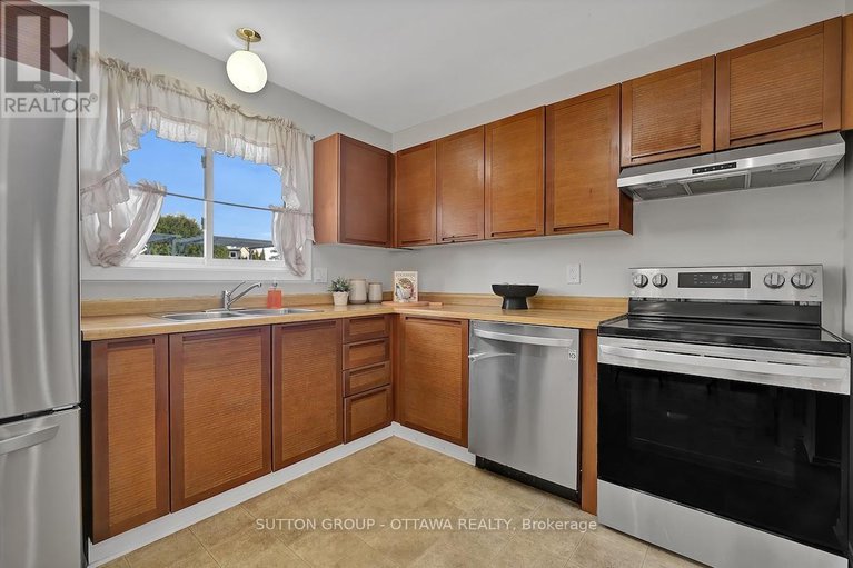 29123796/1540-bourcier-drive/bilberry-creekqueenswood-heights/ottawa/ontario/K1E3J2_14