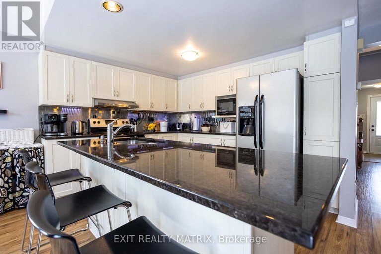 29422357/1879-rosewind-court/chapel-hill/ottawa/ontario/K1C7E3_18