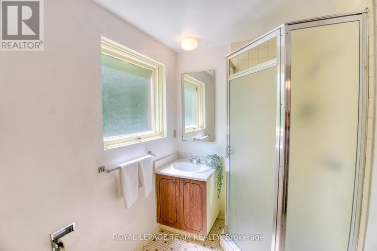 28412587/19-dayton-crescent/leslie-park/ottawa/ontario/K2H7N8_28