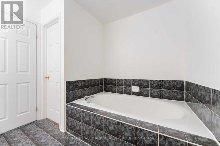 28384628/1532-duplante-avenue/fallingbrookpineridge/ottawa/ontario/K4A3Z2_16