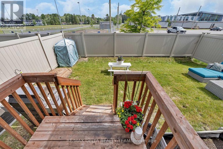 28467880/128-crevasse-road/mer-bleuebradley-estatesanderson-park/ottawa/ontario/K1W0P9_25