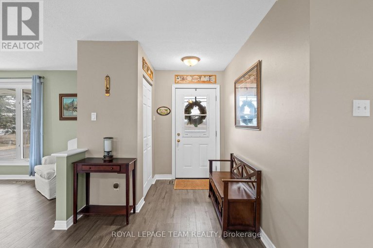 28656808/6481-rideau-valley-drive-n/manotick-south-to-roger-stevens/ottawa/ontario/K4M1B3_4