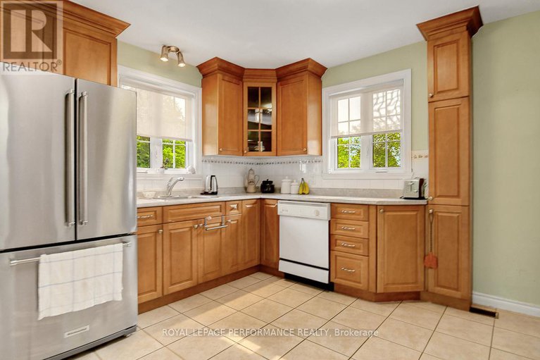 28439854/583-donald-street/overbrookcastle-heights/ottawa/ontario/K1K1L5_8