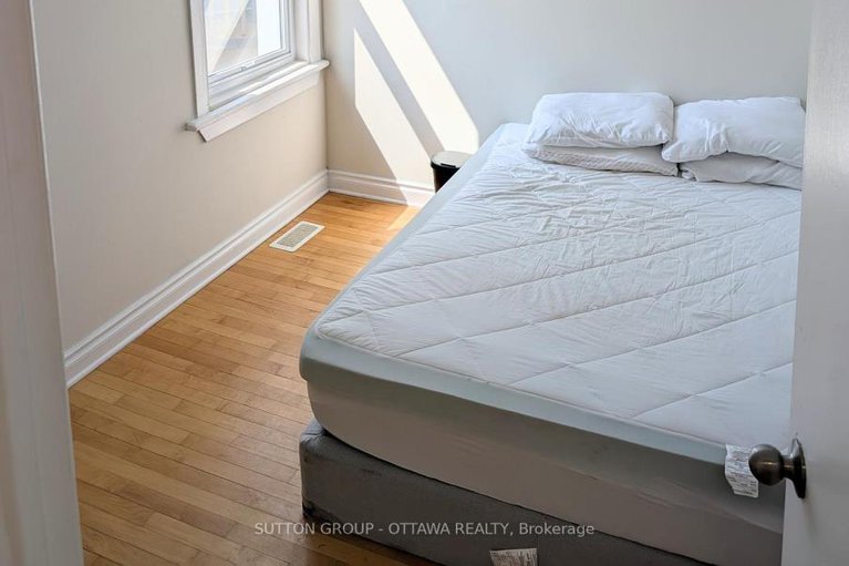 28488845/8-robinson-avenue/sandy-hill/ottawa/ontario/K1N8N9_12