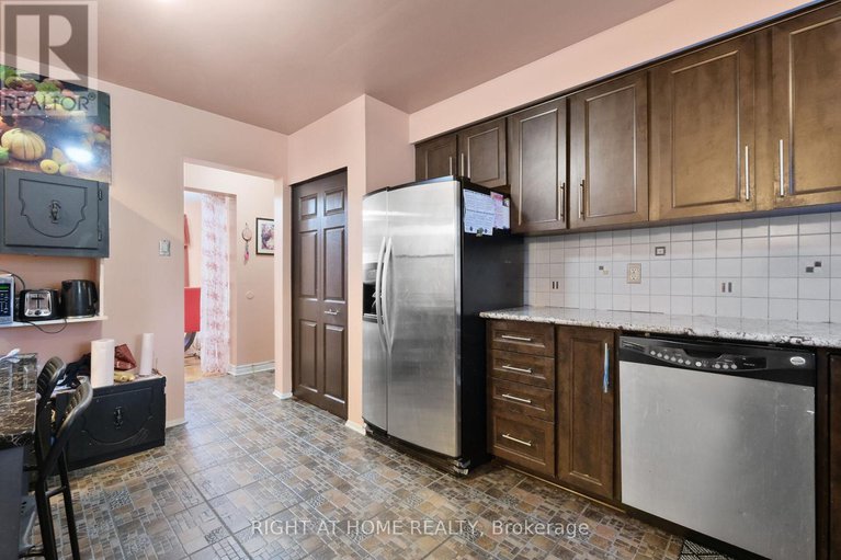 28221078/6104-vineyard-drive/convent-glen/ottawa/ontario/K1C2K2_29