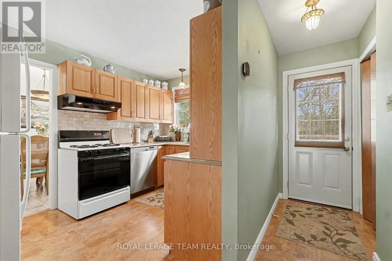 29674279/30-juniper-court/borden-farmstewart-farmcarleton-heightsparkwood-hills/ottawa/ontario/K2E5M6_12