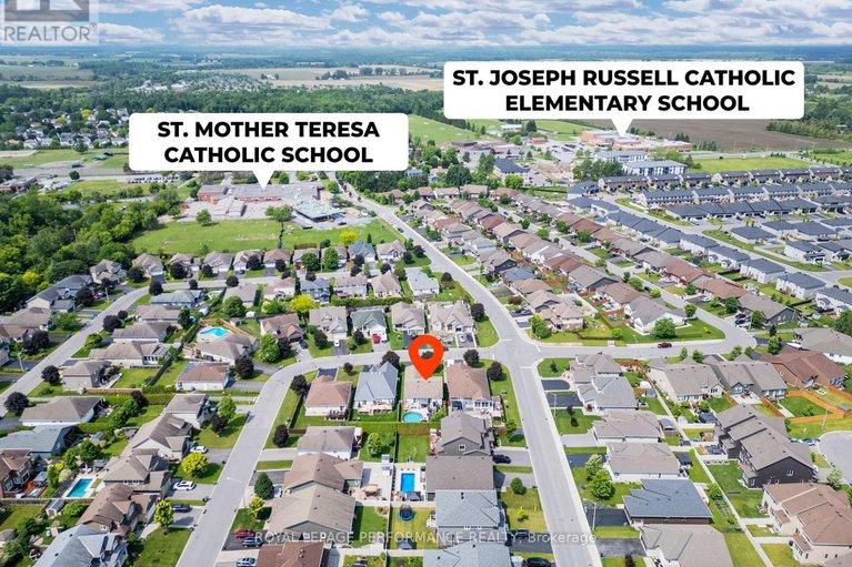 28461839/7-settlement-lane/village-of-russell/russell/ontario/K4R0A4_35