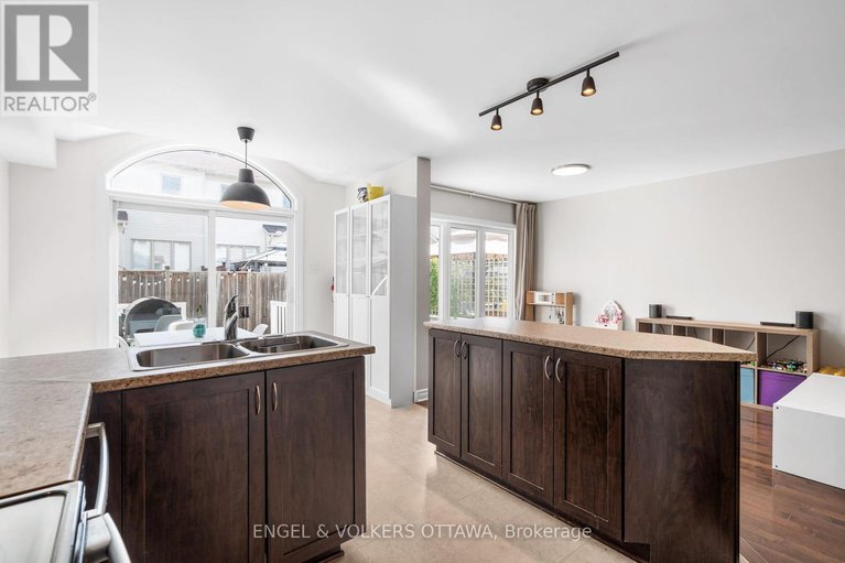 28731847/541-langelier-avenue/mer-bleuebradley-estatesanderson-park/ottawa/ontario/K1W0E7_16