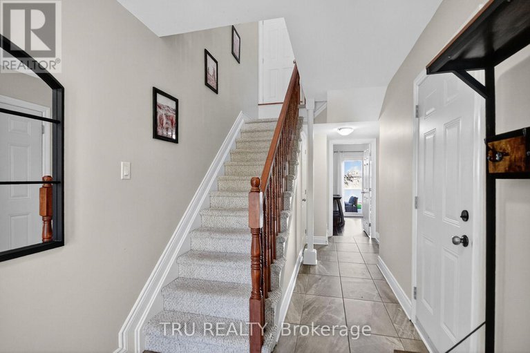 29412687/2642-palings-private/emerald-woodssawmill-creek/ottawa/ontario/K1T4A4_6