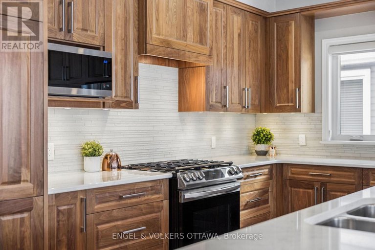 29492071/865-tewin-circle/camelot/ottawa/ontario/K4A1K1_9