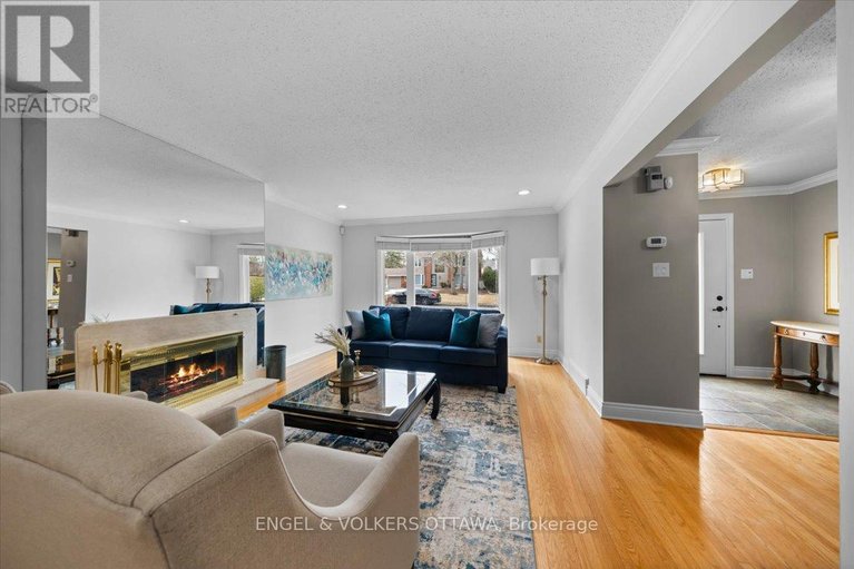 29548999/33-okanagan-drive/bruce-farmgraham-parkqualicumbellands/ottawa/ontario/K2H7E9_18