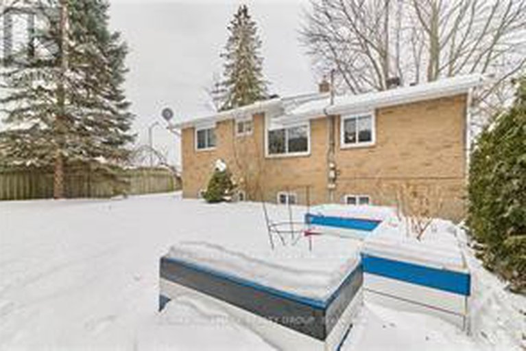 29328139/841-balsam-drive/chatelaine-village/ottawa/ontario/K1E1B8_23
