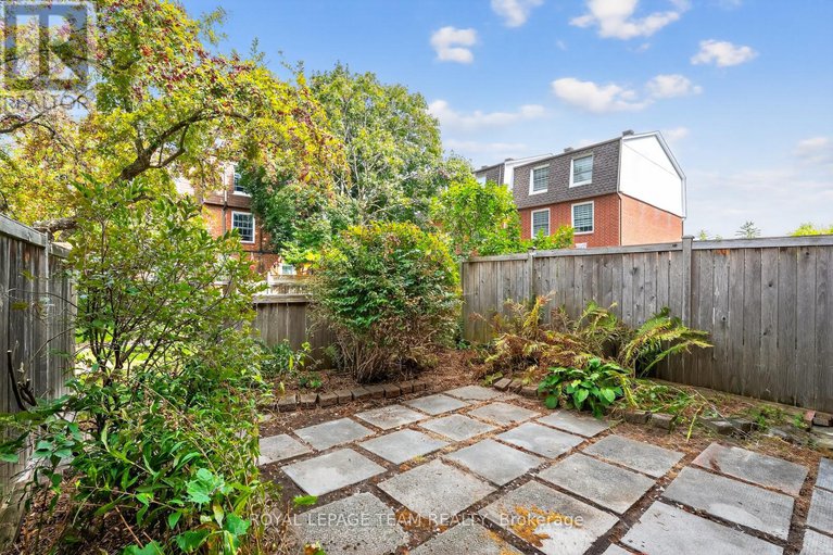 29077083/9-moorside-private/carleton-heights/ottawa/ontario/K2C3P4_32