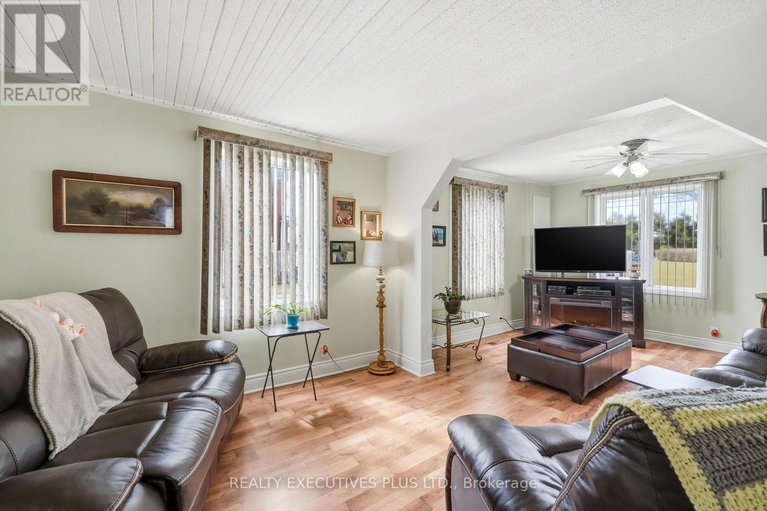 29596736/3721-champlain-street/clarencerockland-twp/clarence-rockland/ontario/K0A1E0_8