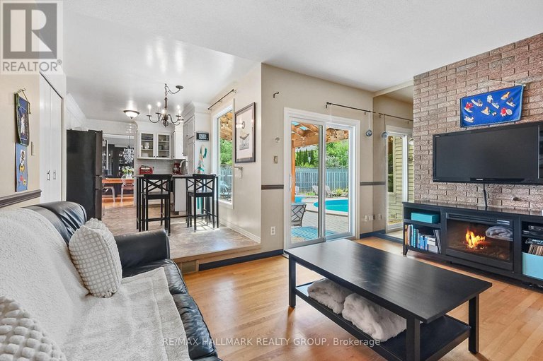 28610076/1352-baden-avenue/emerald-woodssawmill-creek/ottawa/ontario/K1T1V7_16
