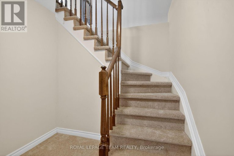 29237185/5553-doctor-leach-drive/manotick-village-manotick-estates/ottawa/ontario/K4M1L6_25