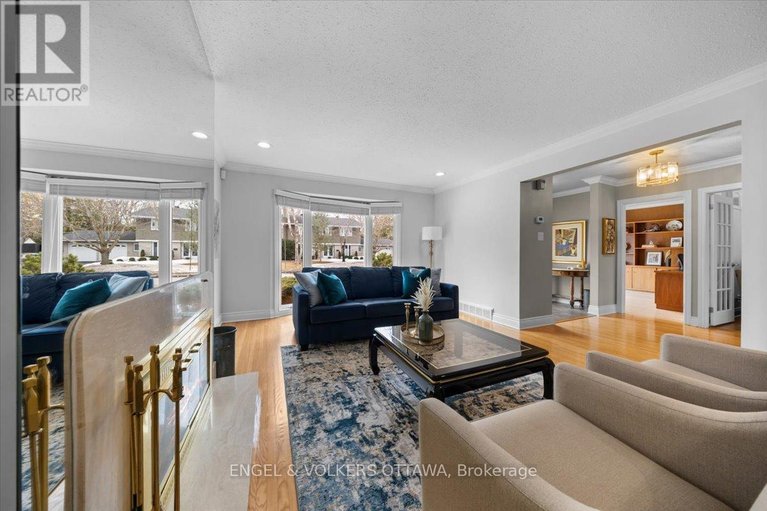 29548999/33-okanagan-drive/bruce-farmgraham-parkqualicumbellands/ottawa/ontario/K2H7E9_19