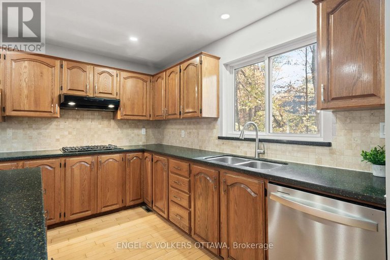 29015610/4720-whispering-willow-drive/sarsfieldbearbrook/ottawa/ontario/K4B1J1_9