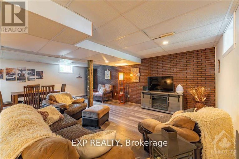 28509476/50-victoria-street-e/alexandria/north-glengarry/ontario/K0C1A0_21