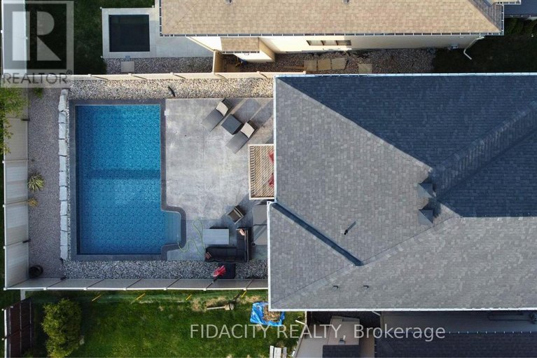 29244731/547-parade-drive/stittsville-south/ottawa/ontario/K2S0X8_38