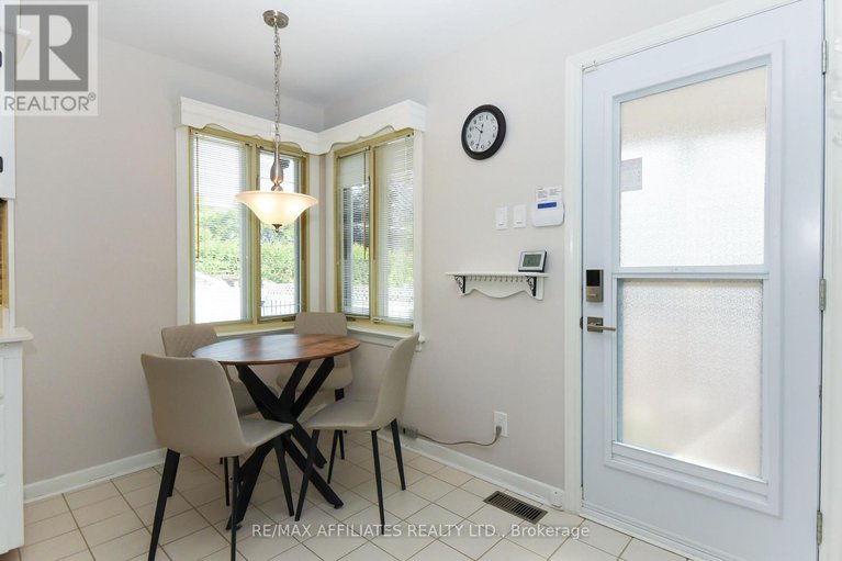 28929564/323-fullerton-avenue/overbrookcastle-heights/ottawa/ontario/K1K1K2_17
