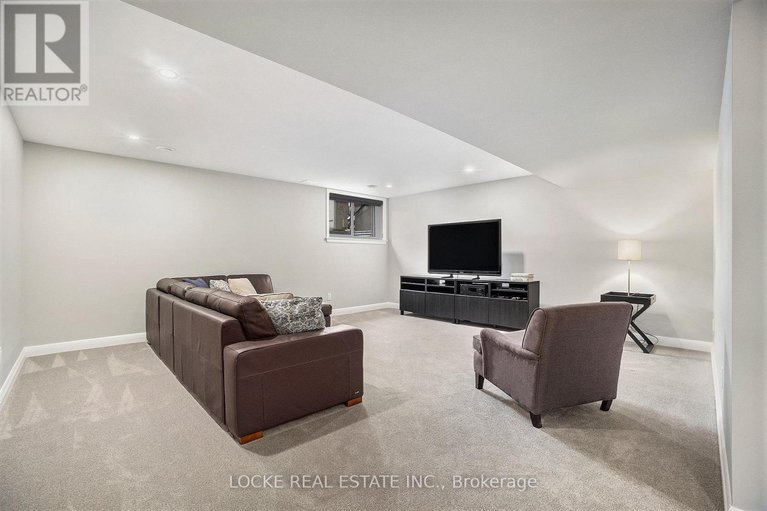 28596874/517-pimiwidon-street/cfb-rockcliffe-and-area/ottawa/ontario/K1K5A1_36