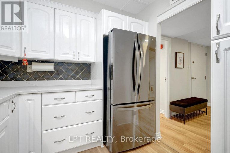 28725974/ph3-18-nepean-street/ottawa-centre/ottawa/ontario/K2P2L2_14