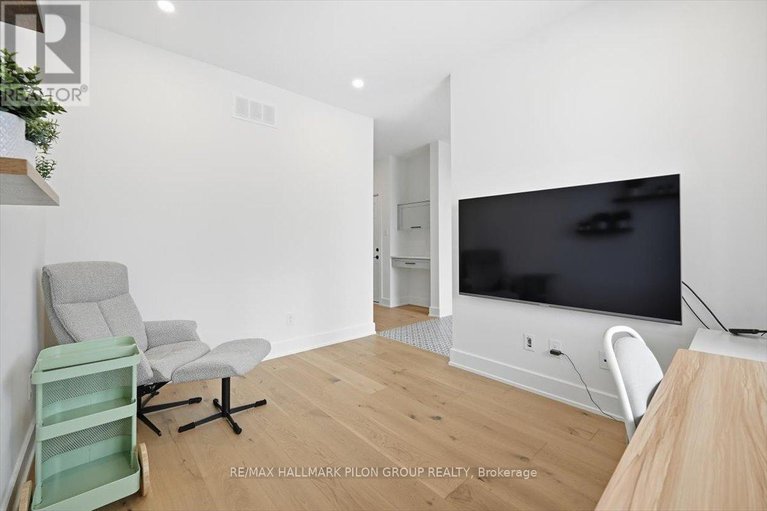 29474448/296-cornice-street/mer-bleuebradley-estatesanderson-park/ottawa/ontario/K1W0R4_16