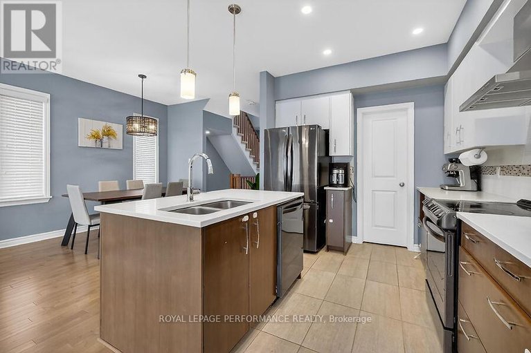 29557576/790-cairn-crescent/mer-bleuebradley-estatesanderson-park/ottawa/ontario/K1W0P7_19