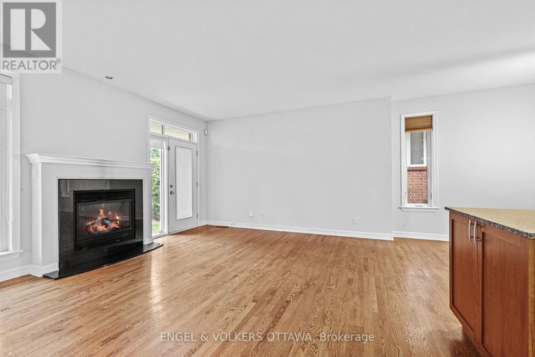 28329498/2368-virginia-drive/urbandale-acres/ottawa/ontario/K1H6S2_13